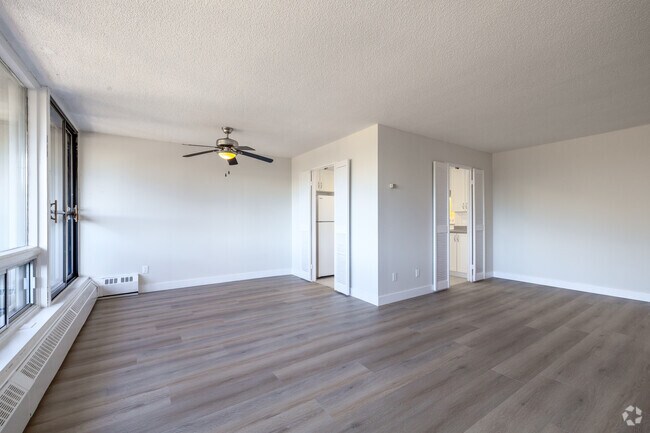 2 chambres, 1 salle de bain - 77 m² - Salon - The Park West