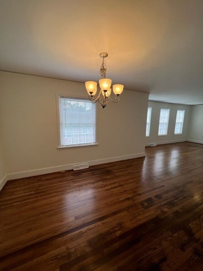 Photo - 3 Bedroom 1.5 Bath Home Family Room, Living Room and Dining Room! - Eastside of Greenville Unidad 15 Orleans Court