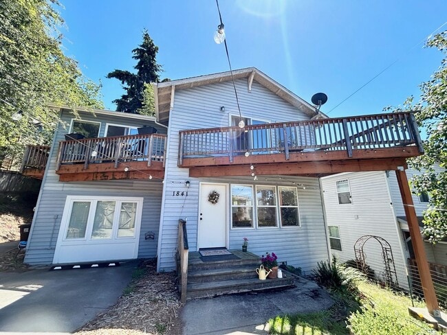 Building Photo - PRAGER DUPLEX Unit A