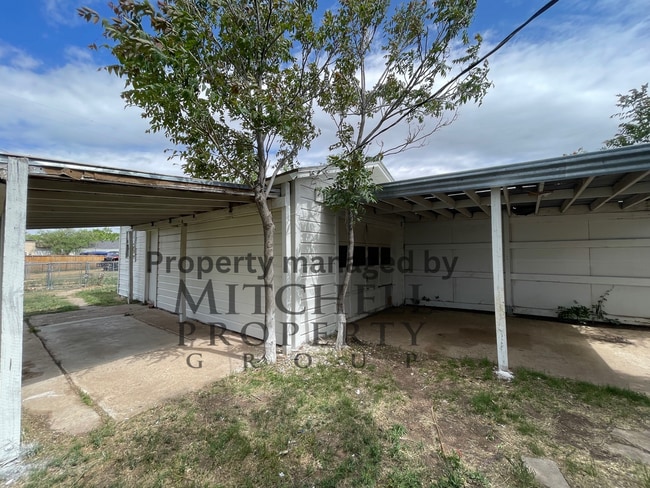 Photo - 2/1/1 with 2 carports and covered patio!