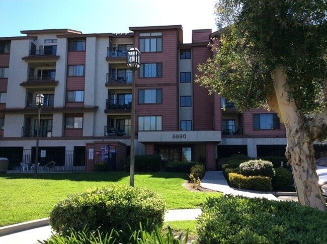 Building Photo - 2 Bed-2 Bath Single Story Condo, 3rd Floor...