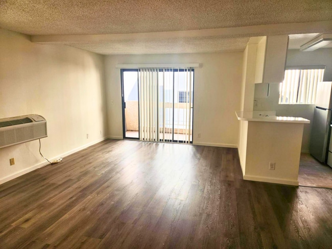 Building Photo - Live in the Heart of Beverly Hills: Charmi... Unit 205 Rental