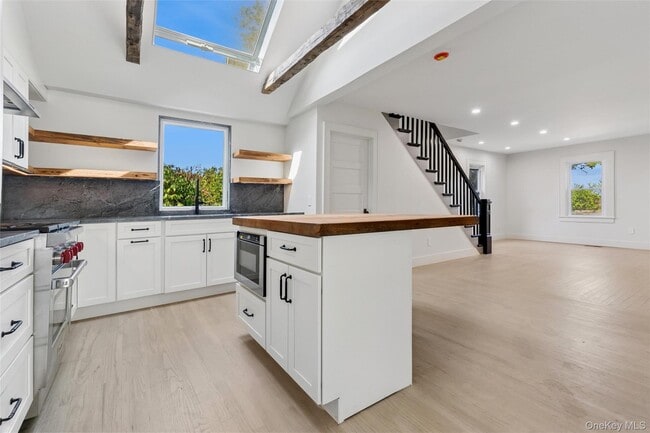 Photo - 335 Herricks Ln