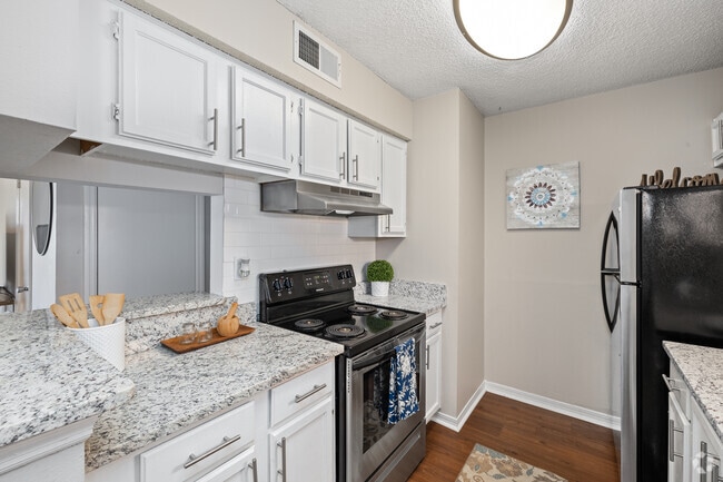 2BR, 1BA - 1,014SF - Kitchen - Hunters Pointe