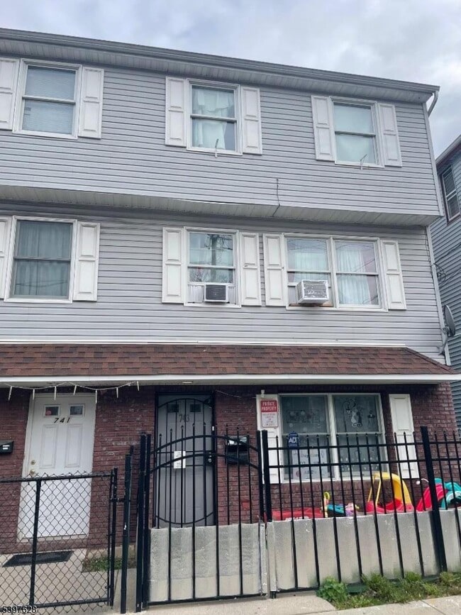 Photo - 743 E 18th St Unidad 3