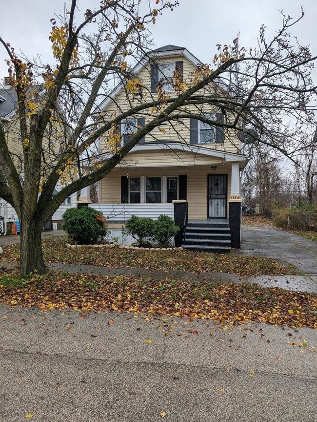 Building Photo - Charming 3BR 1BA Home w/  Solar Panels • Driveway in Cleveland