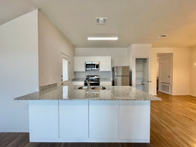 Photo - 1802 Montell St