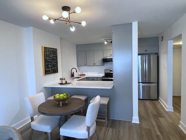 Building Photo - 2625 Highland Ave S Unit #503