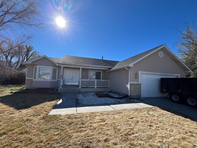 Building Photo - Beautifully Remodeled 4 Bed / 2 Bath Home in Stansbury Park