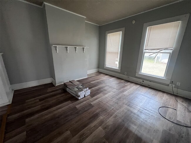 Photo - 513 W Caney St