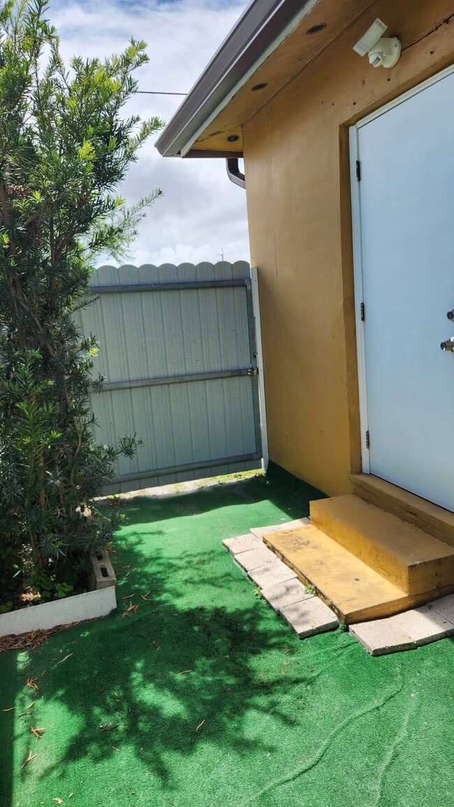 Building Photo - 3911 SW 39th St Unit Single Room