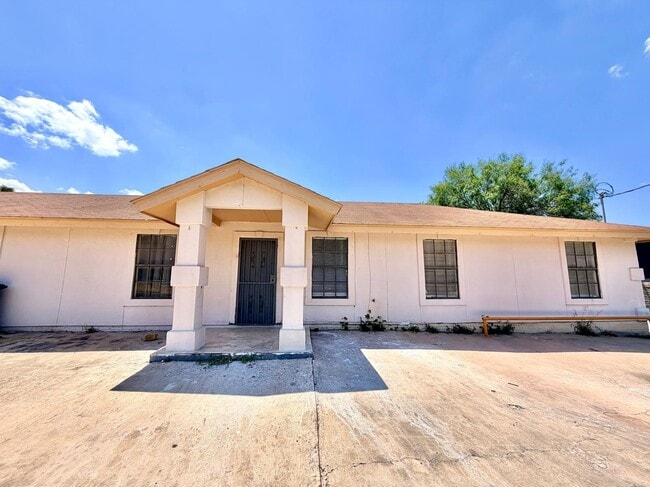 Building Photo - 2620 Barrios St Unit 3