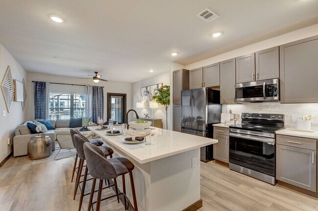 Building Photo - Bright, Spacious, and Move-In Ready Unit SWFS1