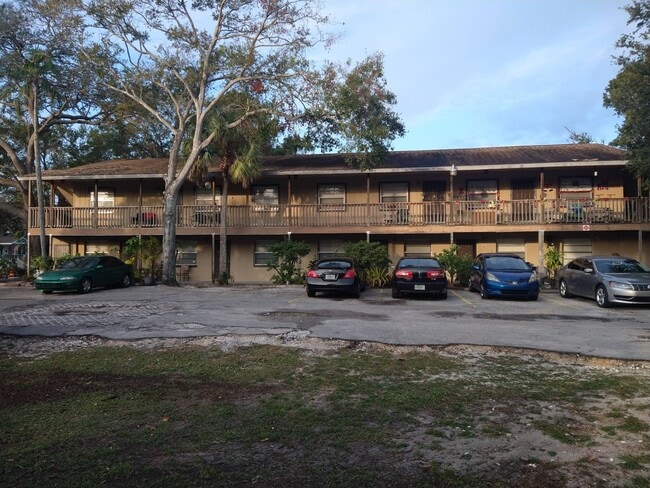 Building Photo - 2 Bdrm 1 Bath Apartment in Bradenton, FL Unit 710