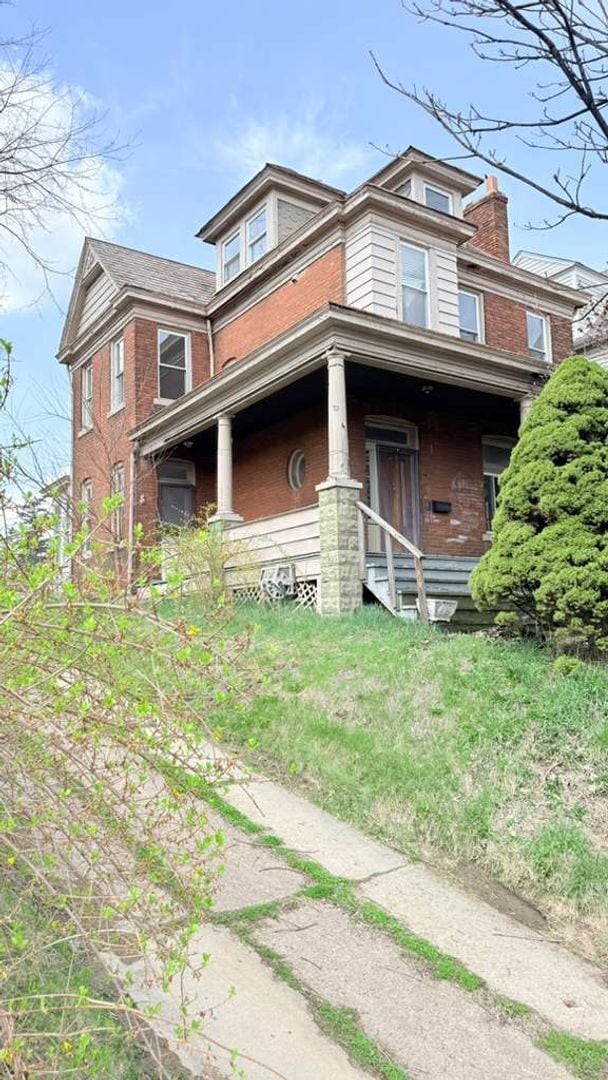 Building Photo - Spacious 4BR 1.5BA Single Family Home in Carrick