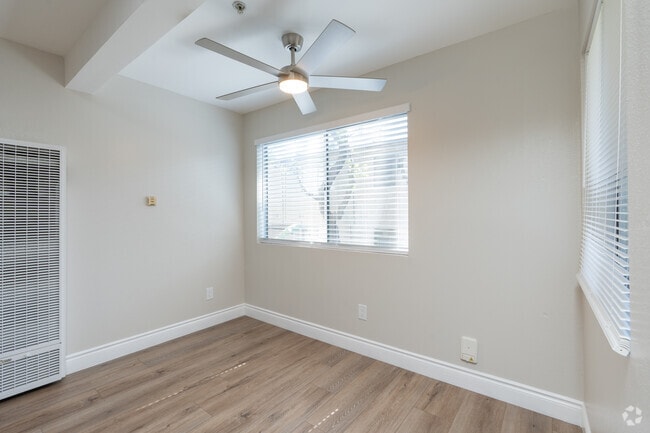 1BR, 1BA - 750SF - Dining Room