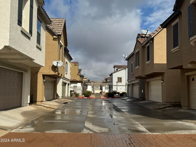 Photo - 446 N Alder Ct