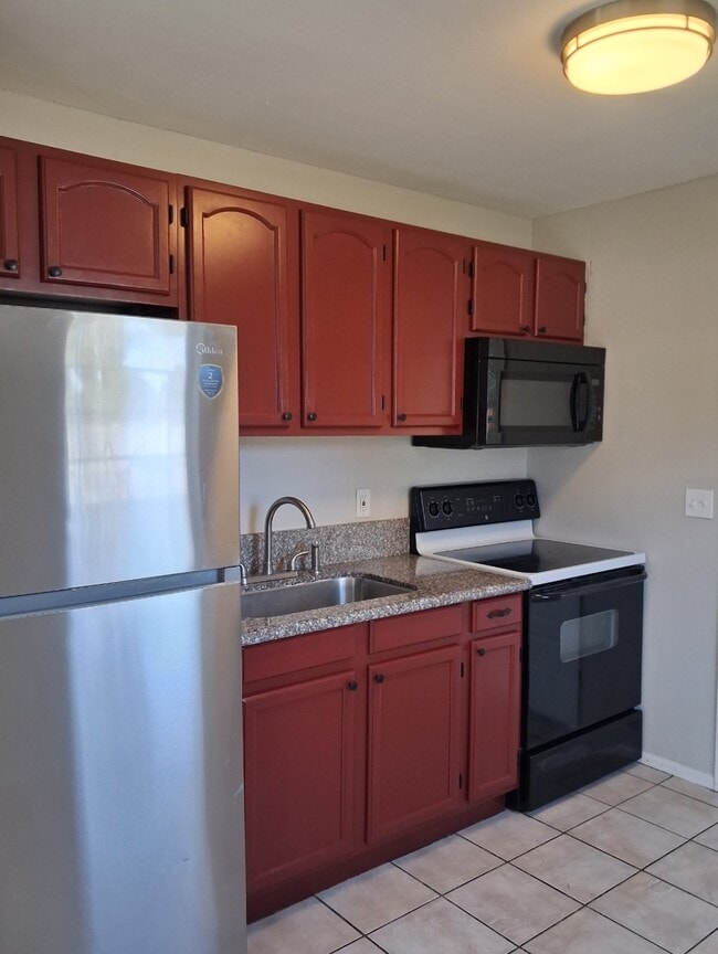 Building Photo - 5301 E 18th Ave Unit Apt B