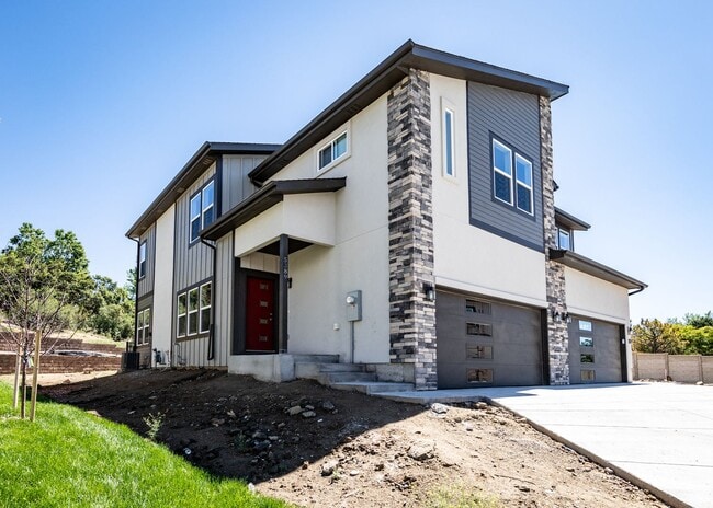 Building Photo - 3 Bedroom Contemporary Townhome off of Austin Bluffs