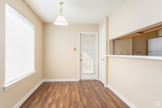 2 BR, 2 BA - 900 SF