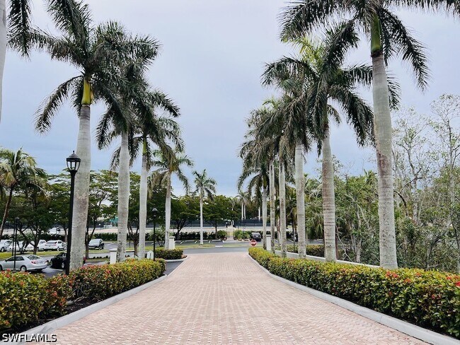 425 Cove Tower Dr Unit 902