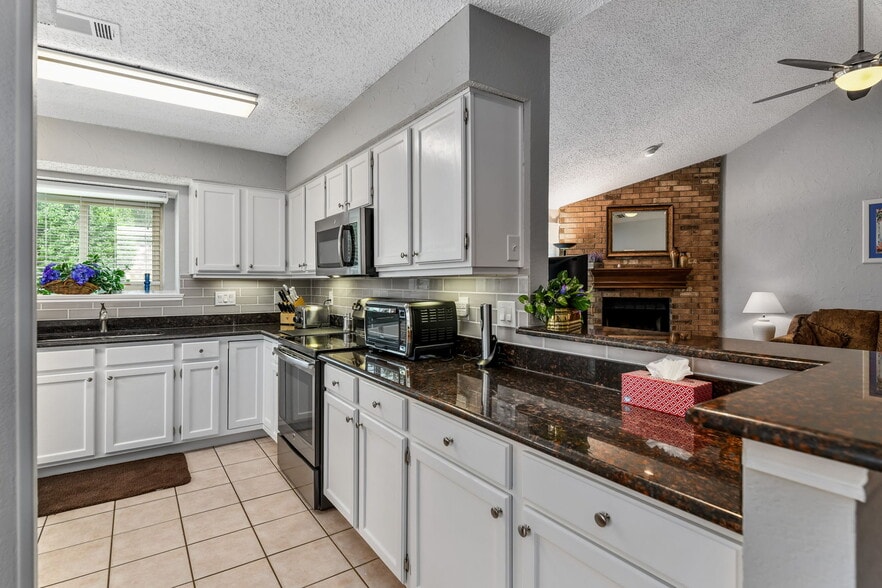Bright & clean kitchen fully provisioned for home cooking