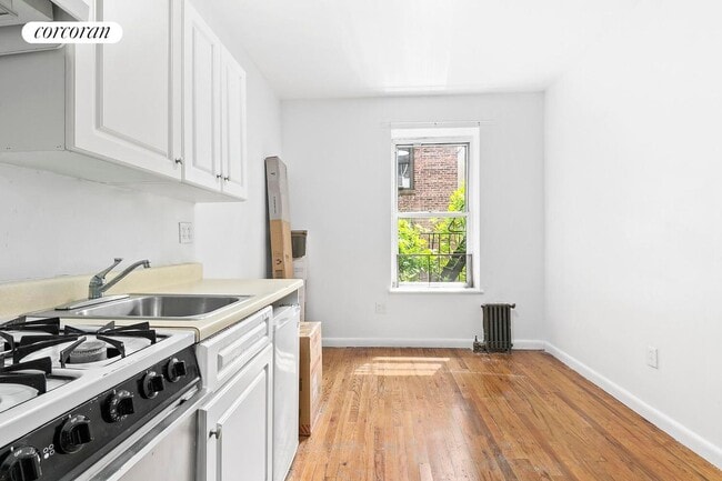 Building Photo - 310 W 20th St Rental