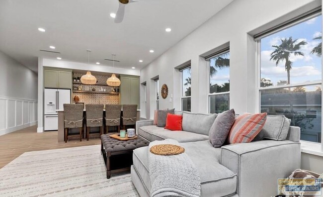 Photo - 211A W Mesquite St