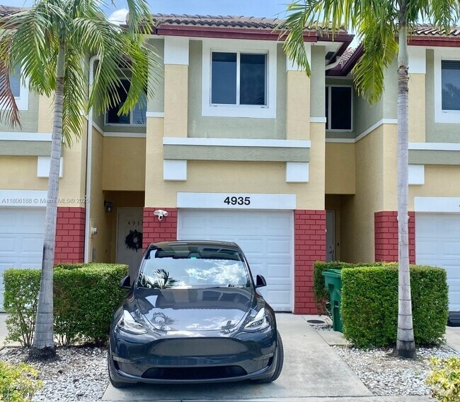 Building Photo - 4935 SW 66th Ter Rental