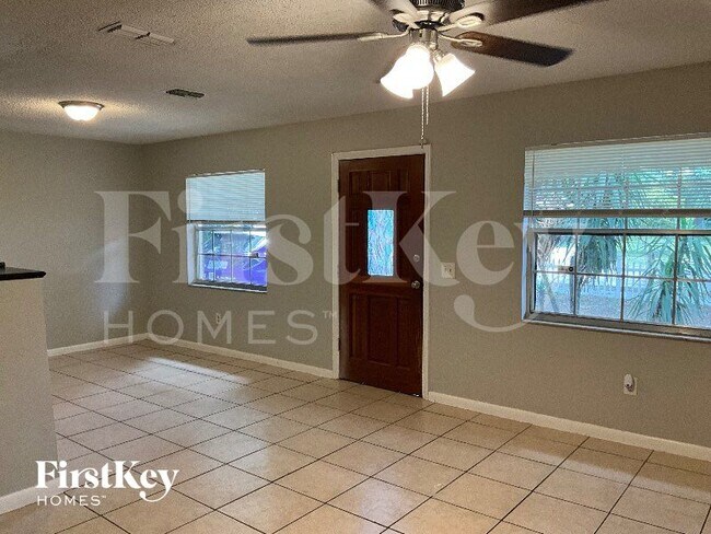 Photo - 2617 Drake Dr