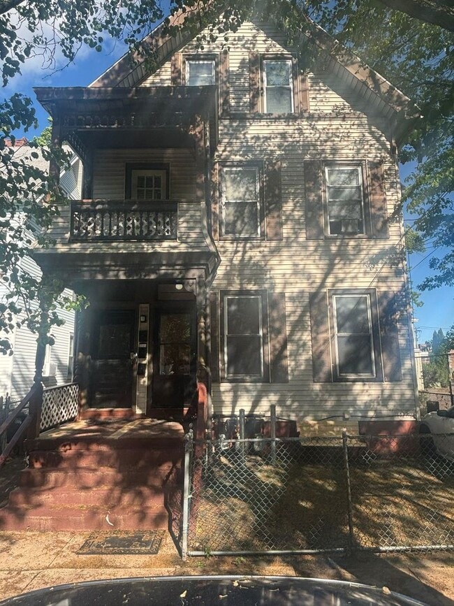 Building Photo - 37 Hotchkiss St Unit 1st Floor Rental