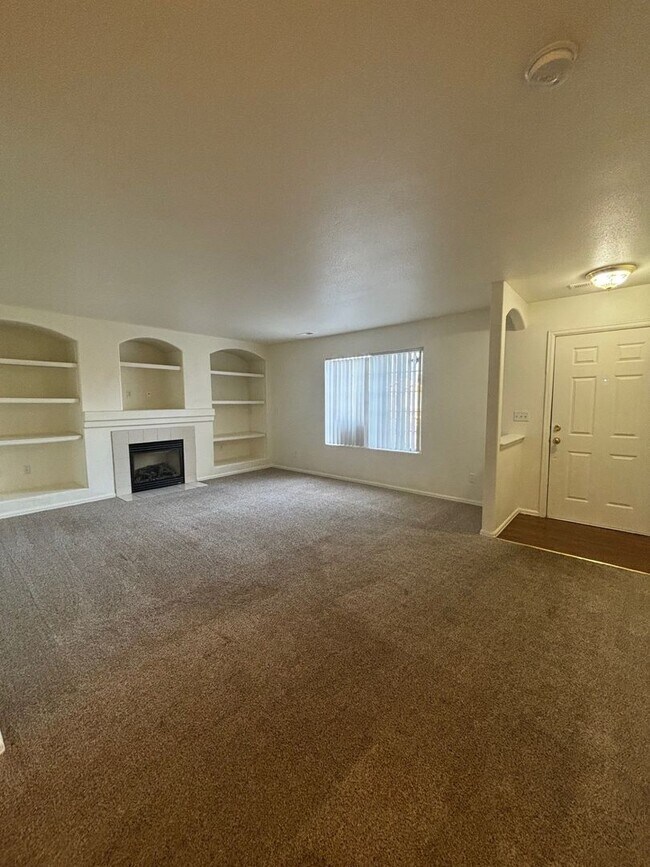 3 Bed 2 Bath Condo, Available NOW! MileS... Condo for Rent in