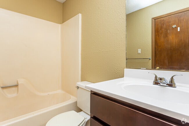 2BR, 2BA - 840SF