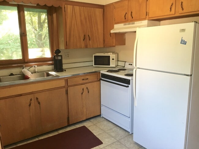 Photo - Very Unique 2 Bedroom Apartment off University Avenue! Unit 5