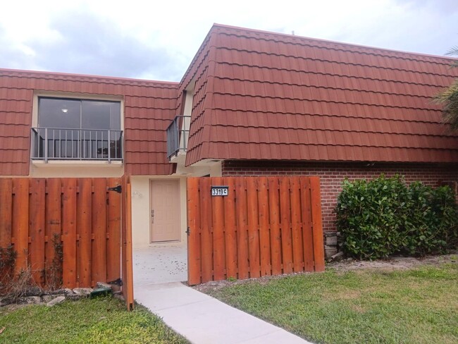 2BD/2.5BA Beautifully Renovated Two Story ... - 2BD/2.5BA Beautifully Renovated Two Story ... House