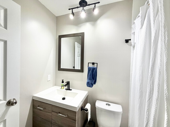 Photo - 2 BED - 1 BATH - LONDON - BASEMENT Unit 305