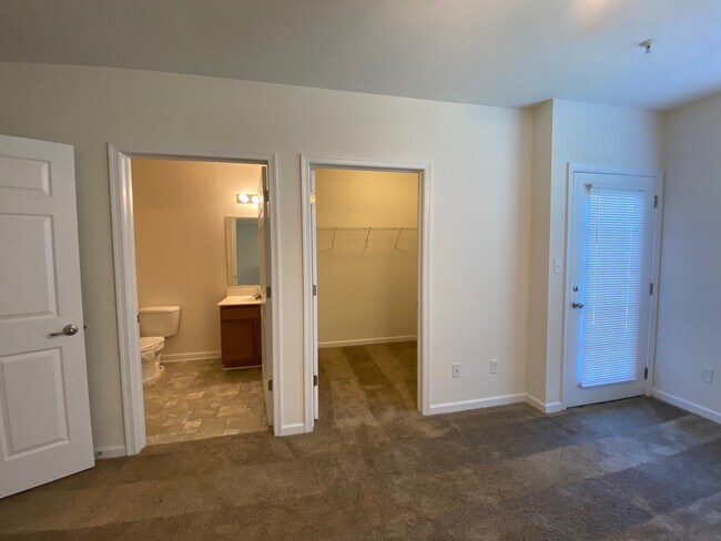 1 bedroom master with full bath and walk in closet