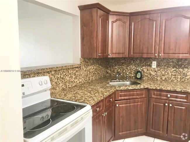 Building Photo - 1540 NE 191st St Unit 102 Rental