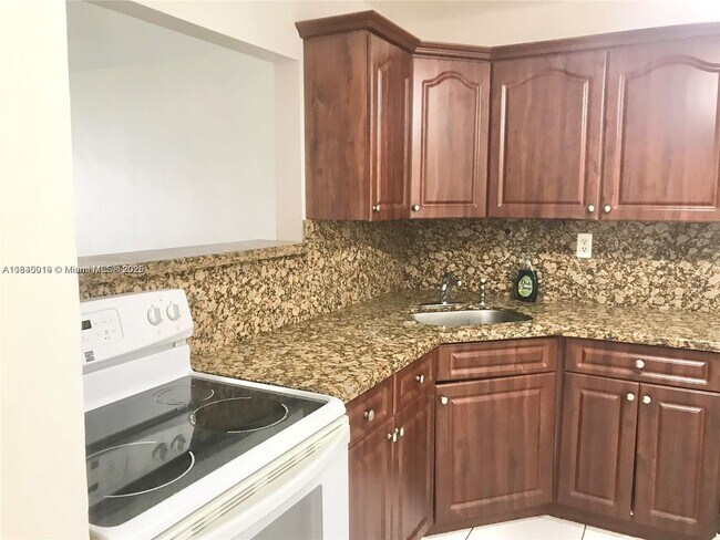Building Photo - 1540 NE 191st St Unit 102 Rental