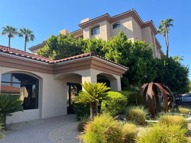 Building Photo - 5104 N 32nd St Unit 421