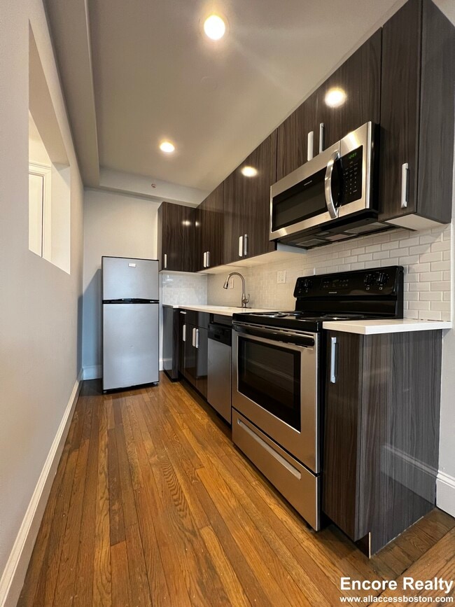 Building Photo - 11 Peterborough St Unit 4