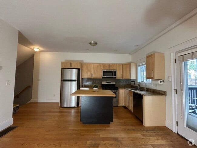 Building Photo - 144 W 8th St Unit 1 Rental