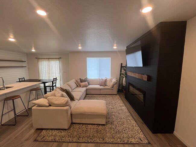 Photo - 986 E Manifest Ln