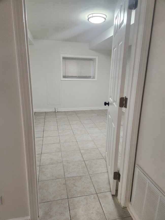 Building Photo - 4939 W Cornelia Ave Unit Basement