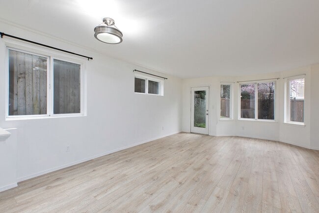 Photo - Shoreline Townhome for Lease - Great Location