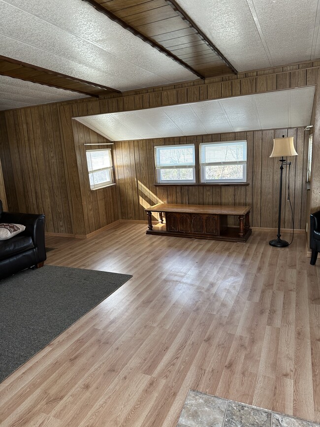 Building Photo - 12 Circle Dr