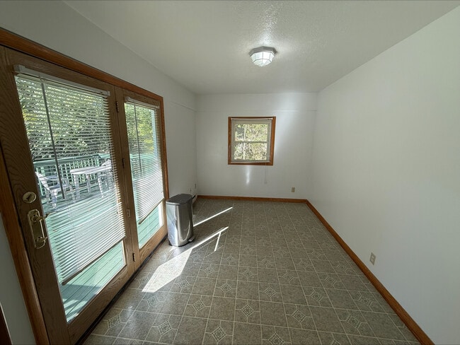 Photo - 422 S Miller Rd