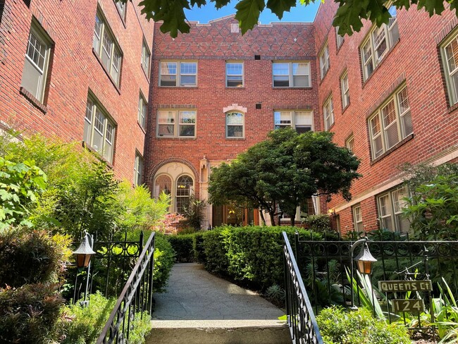 Queens Court Large Charming 1 Bedroom Avai... - Queens Court Large Charming 1 Bedroom Avai... Condo Unit 209