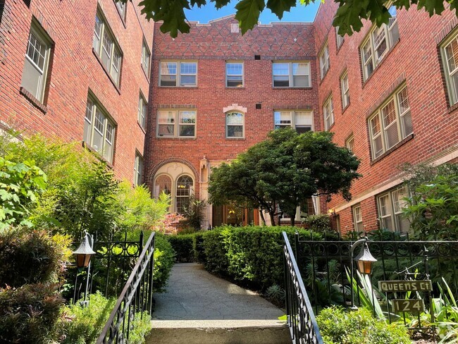 Building Photo - Queens Court Large Charming 1 Bedroom Avai... Unit 209 Rental