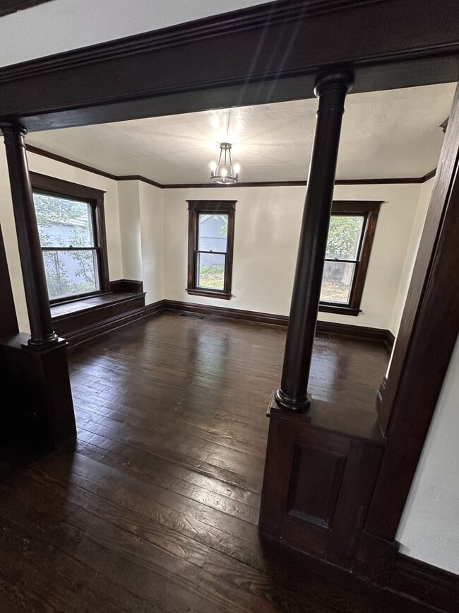 Photo - 910 S Main St